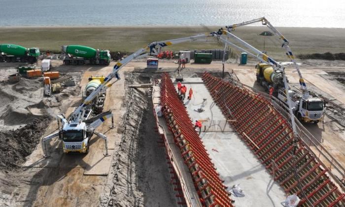 De omgekeerde uitkragende dijkbrug